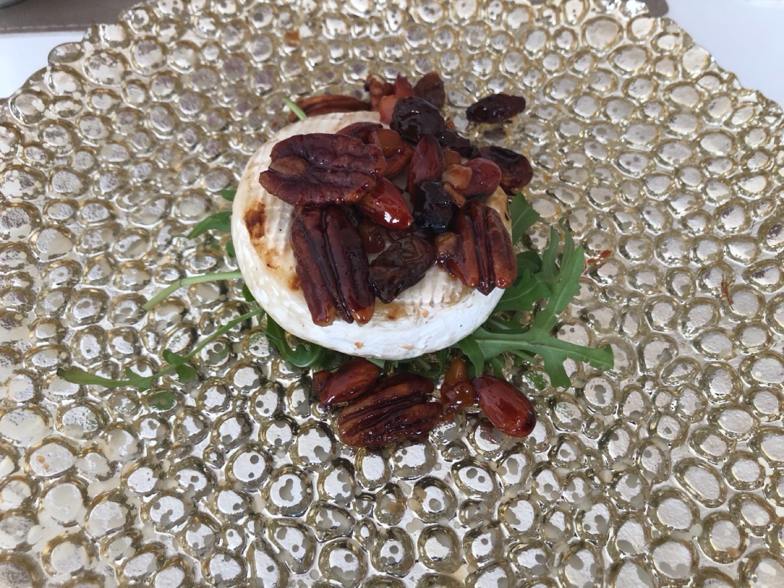 Grillowany camembert z orzechami pekan i migdałami