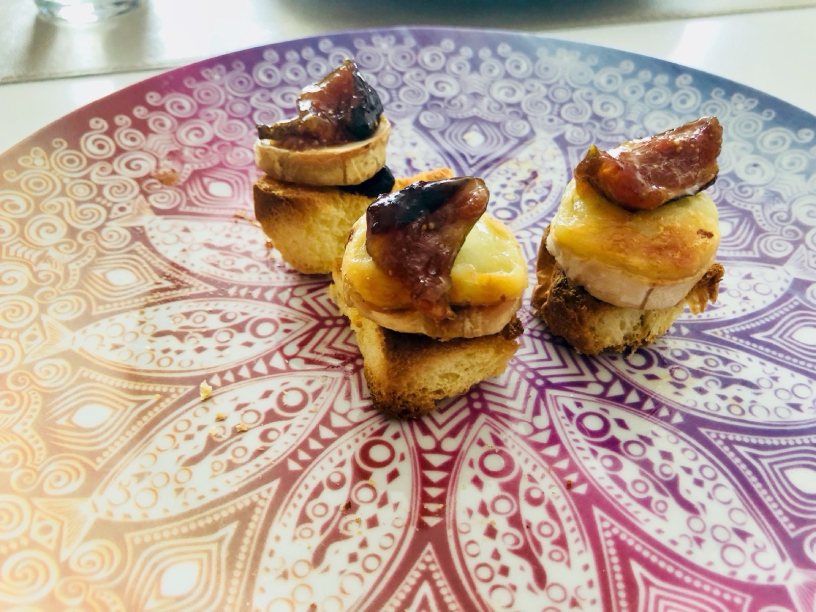 Grillowany ser kozi z figami i konfiturą z czarnej porzeczki