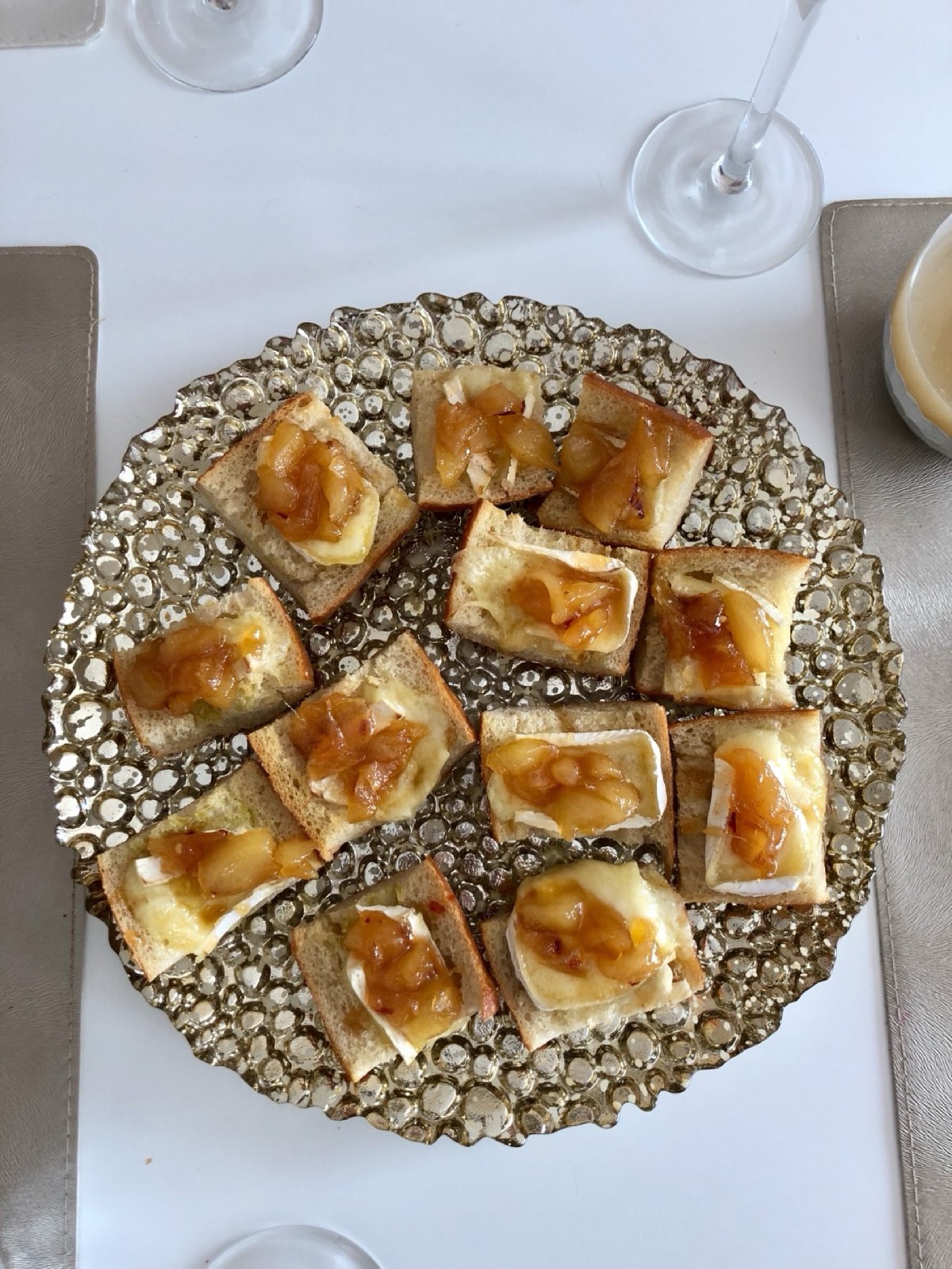 Grzanki z serem brie i pikantną gruszką