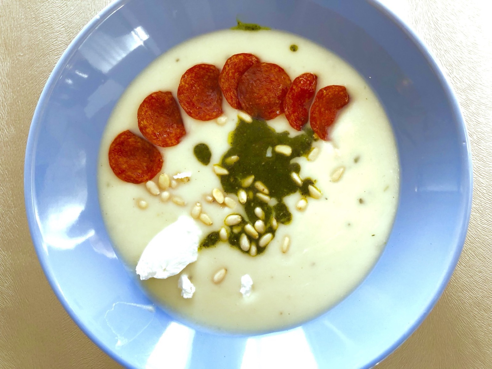 Zupa krem z białych warzyw, z chipsami salami i pesto bazyliowym (17.03.2018) PRZEPIS MILENY