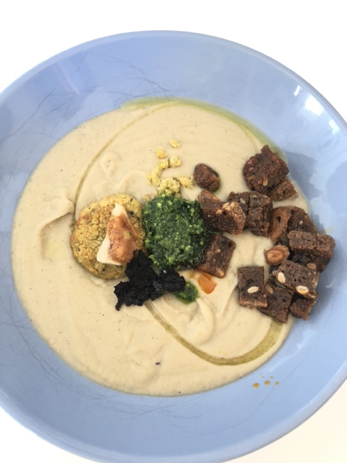 Zupa krem z pieczoną pietruszką, gruszką, ser granda padano, pesto, chilli
